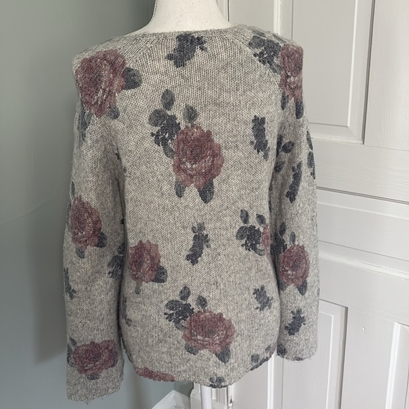 Lucky Brand Floral Pullover Sweater Gray Pink Size Medium Bell Sleeve - Picture 4 of 5